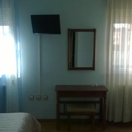 Hostal ** Ec Leon Exterior photo